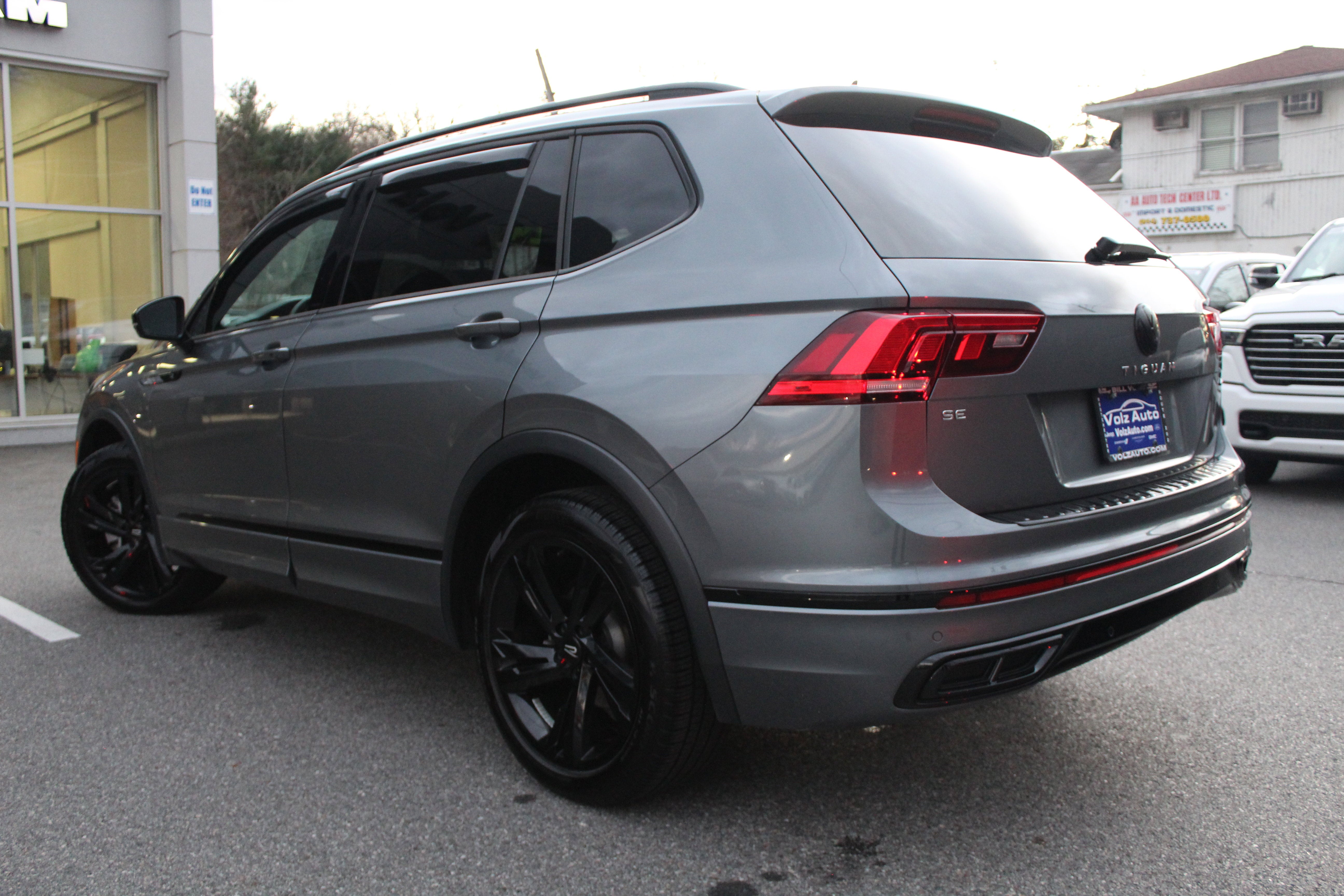 2024 Volkswagen Tiguan SE R-Line Black
